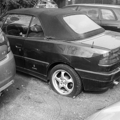 Monochrome_Man - Jest coś przygnębiającego w takich porzuconych cabrio czy sportowych...