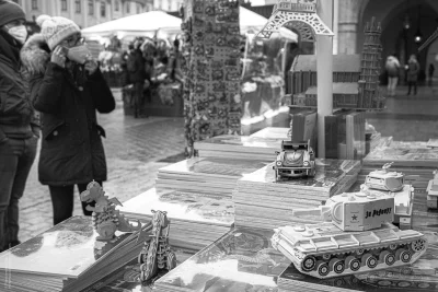 Monochrome_Man - Zabawkowy czołg KW-2 na jarmarku bożonarodzeniowym, w #krakow - rok ...