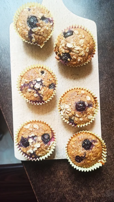 BarkaMleczna - Muffinki owsiane z borówkami, które wyglądają trochę jak ufo po aborcj...