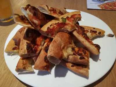 kevinostryga - Mam pytanie do ludzi, którzy jedząc pizzę zostawiają brzegi, jak jecie...