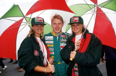 Rzeszowiak2 - Mika Hakkinen z grid girls na Silverstone,1992 
#f1 oraz mój retro tag...