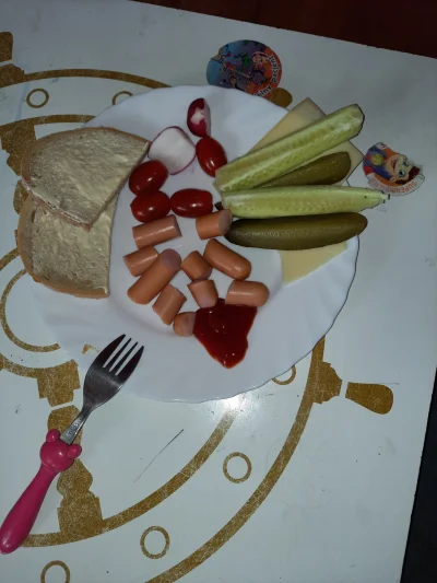 erebeuzet - Jak mi sie nie chce robić kolacji dzieciom, to robię tak.
#lenistwo #tata...