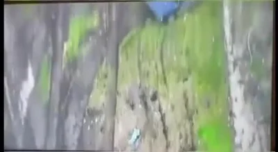 wixiarz - Ukraiński dron zrzuca bombke (granat) na kacapów. 
Idealne trafienie.

#...