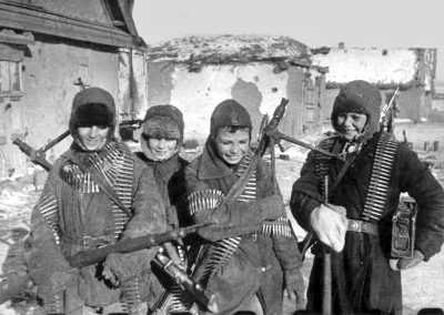 myrmekochoria - Chłopcy zbierający porzuconą niemiecką broń w Stalingradzie, luty 194...