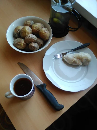 anonymous_derp - Dzisiejsze drugie śniadanie: Pieczone ziemniaki, gotowany filet kurc...