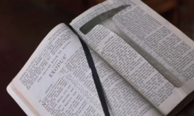M.....a - @gardzenarodowcami: co zajmuje sam środek biblii? Jak to co, rock hammer ( ...