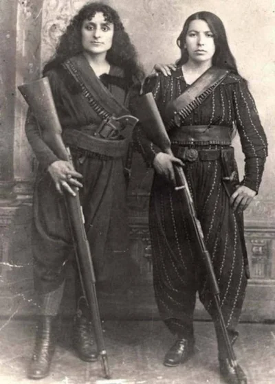 rezystancja - #fotografia #czarnobiale #portret
Two Armenian women pose with their r...