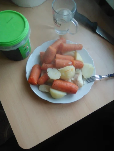 anonymous_derp - Dzisiejsze śniadanie: Gotowane ziemniaki, gotowana marchew, gotowane...