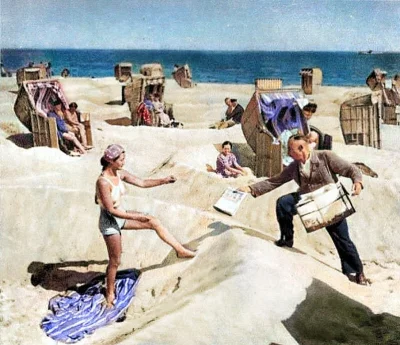 JezelyPanPozwoly - Sprzedaż gazet na plaży w Cranz w Prusach Wschodnich, 1940. Obecni...