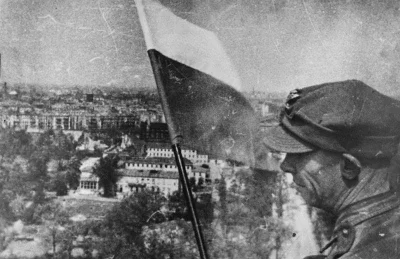 IdillaMZ - 2 maja 1945 roku, polska flaga na Kolumnie Zwycięstwa w zdobytym rowniez p...