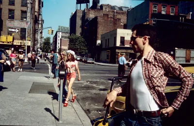 myrmekochoria - Steve Shapiro, Jody przechodząca ulicą, Nowy Jork 1975. Oczywiście z ...