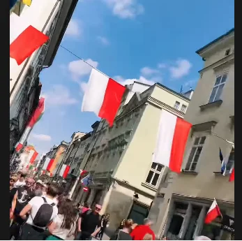 B.....n - Wszędzie flagi biało czerwone w #krakow w dniu flagi Polski. 
I teraz mam ...
