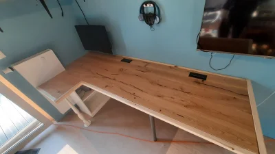 nov3l - Wykorzystując nie użyte deski podłogowe zrobiłem własne biurko. #dyi #biurko ...