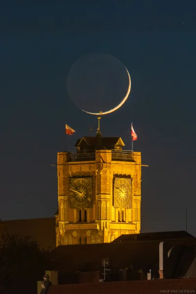 Nightscapes_pl - Wczorajsze podwieszenie Księżyca pod wieżę ratuszową w Toruniu ( ͡º ...
