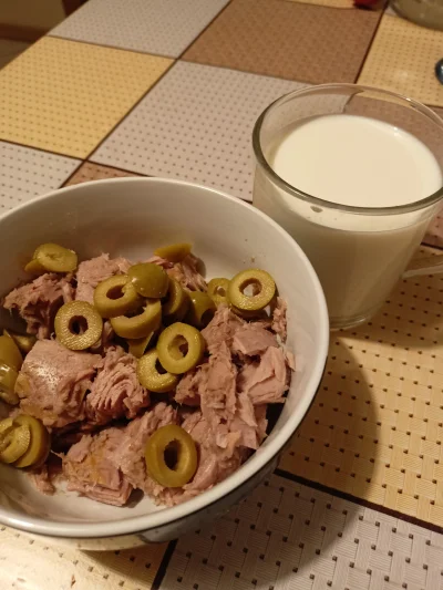 Enzo_Molinari - Godzina 22:15 posiłek potreningowy. Tuńczyk, oliwki, mleko. 
#mikroko...