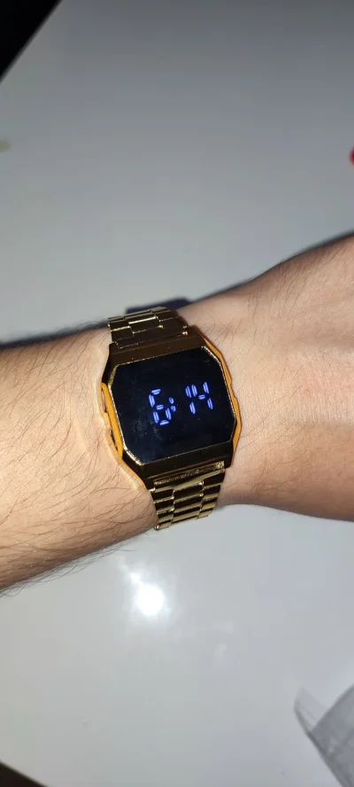 Arthaniel - @Arthaniel elegancki złoty zegarek zawierający najnowsze technologie