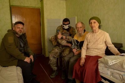 Stepanakert - Ukraińcy znaleźli babcię, która przywitała żołnierzy flagą ZSRR i z któ...