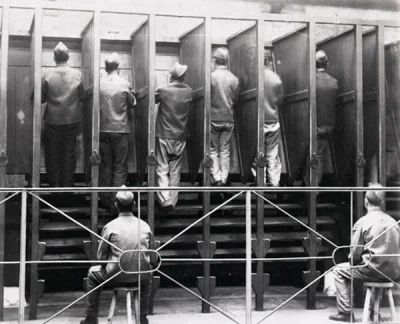 myrmekochoria - Skazańcy w angielskim więzieniu na kieracie obracającym turbinę, 1895...