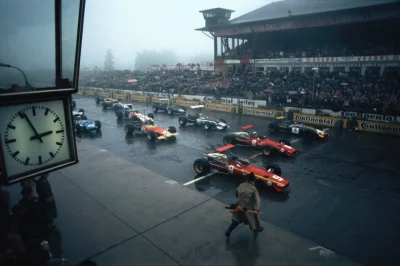 Rzeszowiak2 - Pochmurno za oknem, więc pasuje idealnie. Start GP Niemiec 1968 na desz...