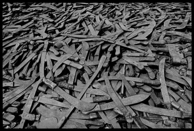 myrmekochoria - Maczety używane podczas ludobójstwa w Rwandzie, 1994. W 100 dni zabit...