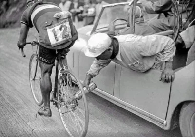 czlowiekzlisciemnaglowie - Tour de France 1949 
Obsługa techniczna daje pić przerzut...