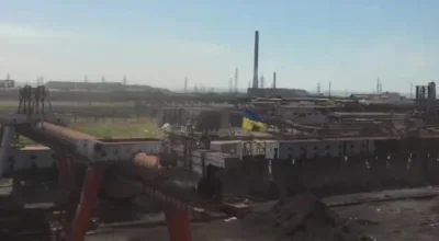 contrast - Ukraińska flaga nad fabryką Azowstal, w której od ponad 70 dni bronią się ...