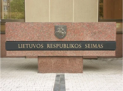 nowyjesttu - Parlament Litwy to też sejm- napis przy wejściu: