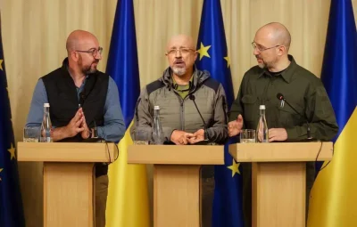 waro - Od lewej: Przewodniczący Rady Europejskiej, Minister Obrony Ukrainy i premier ...