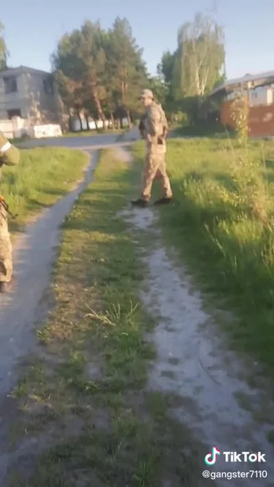 Mikuuuus - Ukrainscy zołnierze z opaskami biało-żółtymi ;p z tylu wyglada jak kacap a...