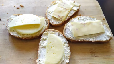 Zgrywajac_twardziela - Dzisiejsze śniadanko: pieczywo białe, serek fromage górski prz...