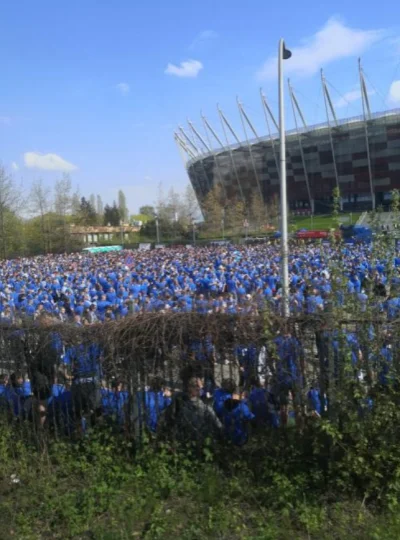 szczypczalke - kibice rangers dalej stoją przed stadionem w sevilii #mecz