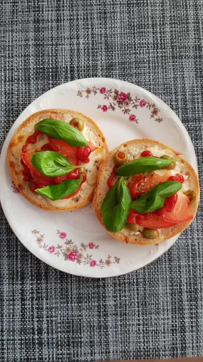kitaq - Zapieksy na kajzerce z mozzarellą i pomidorami
#jedzzwykopem #gotujzkitaq