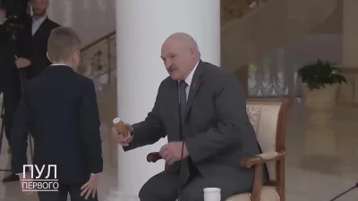 zafrasowany - Nic, nic, to tylko... Łukaszenka pokazujący dzieciom jak otwierać sok (...