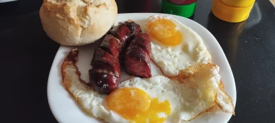 Sandrinia - Śniadanie z wczorajszą kiełbasą z grilla i jajkiem sadzonym. Dzisiejszym....