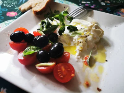 wargi-sromowe-mniejsze - #śniadanie i #obiad do oceny

- Burrata z pomidorkami kokt...