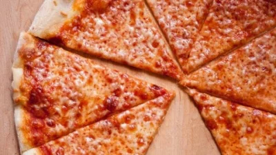 a665321 - Gdzie w #warszawa dostanę pizzę jak na zdjęciu - cięką, z wyraźnym sosem po...