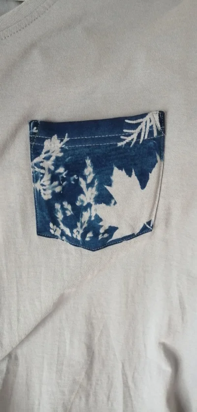 Vampurr - Ozdobiłem sobie koszulkę cyjanotypią. 
Niebieski barwnik to substancja świ...