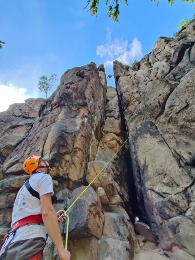 strachnawroble - Byłam w kominku i się bardzo bałam, pozdrawiam
#wspinaczka #boulderi...