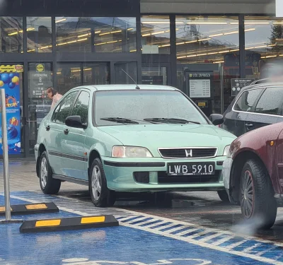 olito - Civic i to jeszcze na czarnych. Myślałem, że tych samochodów już nie ma. #mot...