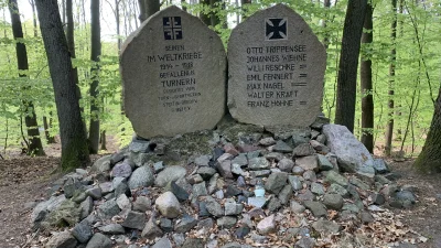 sklerwysyny_pl - Pomnik w podszczecińskim lesie