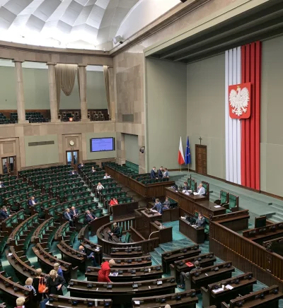 D.....o - Sejm. 
Trwa czytanie projektu ustawy dotyczącej zmiany Konstytucji RP.

...