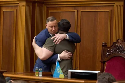 zbyssto - #ukraina #mirkokoksy #heheszki

Sie chopaki przytulają.