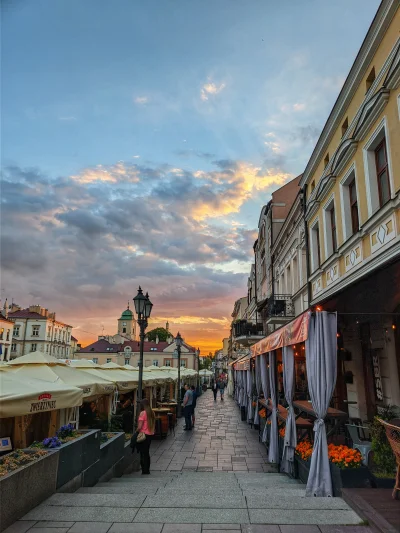 Zimnok - Piękne niebo i rzeszowski ryneczek. 
#rzeszow #fotografia