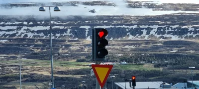 zakuosw - W islandzkim mieście Akureyri czerwone światła mają kształt serduszek (｡◕‿‿...