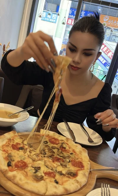 LuckyStrike - Jemy pitce!
#jedzenie #jedzzwykopem #pizza #ladnapani #azjatki #pokazr...