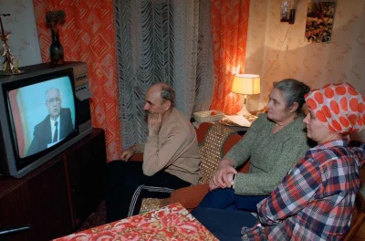 myrmekochoria - Rosyjska rodzina ogląda rezygnacje Gorbaczowa, 1991 

#starszezwoje...