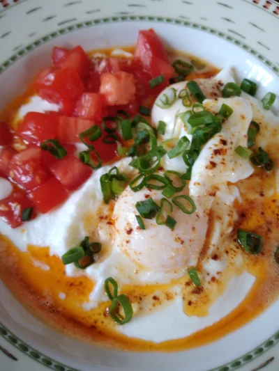 maegalcarwen - Jajka po turecku - jajka w koszulce na czosnkowym jogurcie, polane moc...