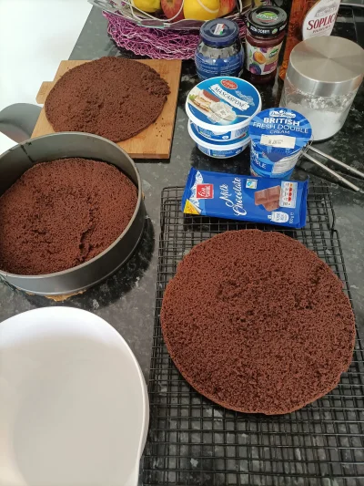 MarianoaItaliano - Robi się tort czekoladowy z bitą śmietaną/mascrapone i z powidłami...