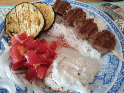 maegalcarwen - Kebab wzorowany na irańskim z mielonej jagnięciny, do tego ryż, pieczo...