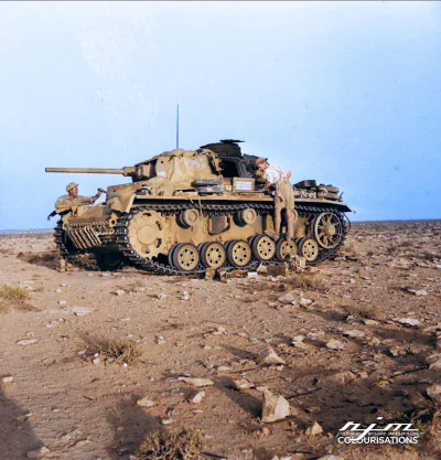 wojna - Australijscy żołnierze sprawdzają uszkodzony niemiecki czołg Panzer III w pob...